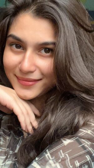 Jhalak Verma Instagram - Apki Ekloti Mohabbat kon hai ? ā¤ļø
.
.
.
.
.
.
#ownvoice #explorepage #shayari #shayarilover #shayari #trendingreels #relationshipgoals #relatable #facts #pyaar #love #quotes #reelsinstagram