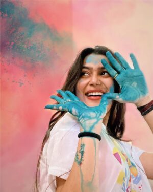 Jhalak Verma Instagram - Happy Holi 🤝🏻🎊 , chalo acha hai in त्योहारों ke bahaane rishte ghar toh लोटते hain ☺️ Haina ?
.
.
#holi #holi2024