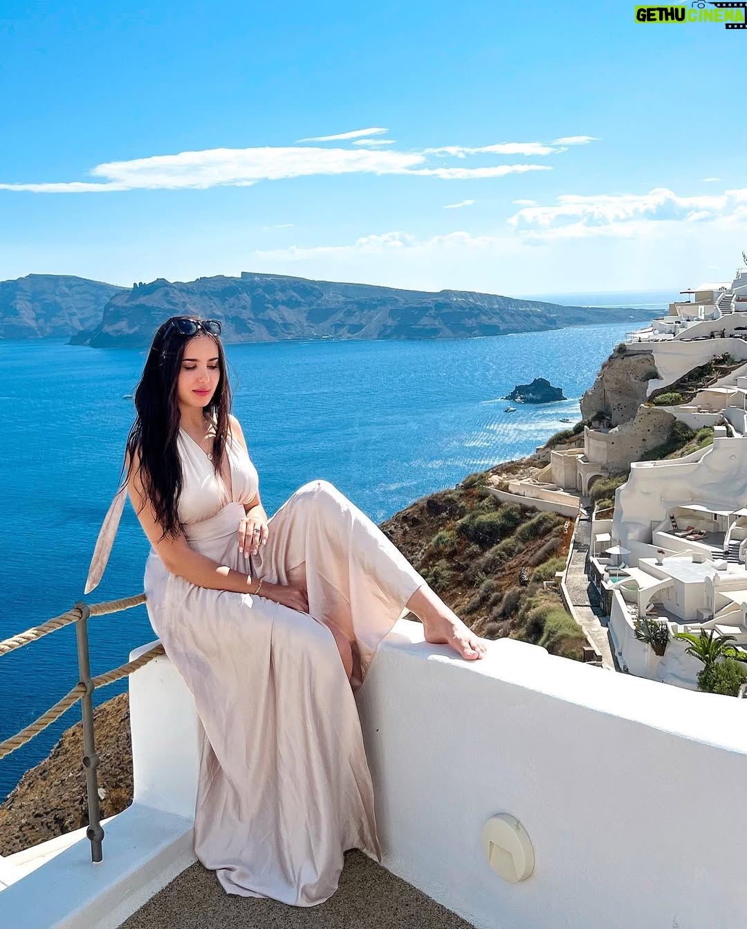 Jihane Kidari - 156.4K Likes - Santorini 🇬🇷bucket list item checked ✅🕊✨🤍

#dreamy #jihane_kidari #jihanekidari #santorini #greece🇬🇷 #summer2022