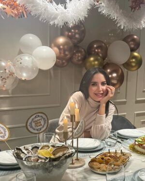 Jihane Kidari Instagram - Happy new yeaaaar #2023 🥳🤍 يا رب عام خير علينا و عليكم ✨
Family gathering 🤍
#jihane_kidari #جيهان_كيداري #happynewyear2023 #newyearseve