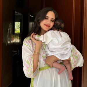 Jihane Kidari Instagram - عيدكم مبارك سعيد 🤍
هاد القميص الكبير و الصغير عندهم 28 عام 🇲🇦🤍 
الكبير لبساتو ماما هادي 28 عام و الصغير لبستو أنا منين كانت عندي 3 أشهر 
، و دابا لبستو أنا و بنتي ماشاء الله🥹🤍 التصويرة الأخيرة أنا صغيرة🥹
#القفطان_المغربي #ثراتنا_فخرنا #عيدمبارك #جيهان_كيداري #jihane_kidari #eidmubarak #proudlymoroccan