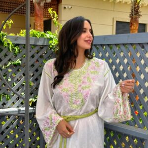 Jihane Kidari Instagram - عيدكم مبارك سعيد 🤍
هاد القميص الكبير و الصغير عندهم 28 عام 🇲🇦🤍 
الكبير لبساتو ماما هادي 28 عام و الصغير لبستو أنا منين كانت عندي 3 أشهر 
، و دابا لبستو أنا و بنتي ماشاء الله🥹🤍 التصويرة الأخيرة أنا صغيرة🥹
#القفطان_المغربي #ثراتنا_فخرنا #عيدمبارك #جيهان_كيداري #jihane_kidari #eidmubarak #proudlymoroccan