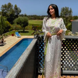 Jihane Kidari Instagram - عيدكم مبارك سعيد 🤍
هاد القميص الكبير و الصغير عندهم 28 عام 🇲🇦🤍 
الكبير لبساتو ماما هادي 28 عام و الصغير لبستو أنا منين كانت عندي 3 أشهر 
، و دابا لبستو أنا و بنتي ماشاء الله🥹🤍 التصويرة الأخيرة أنا صغيرة🥹
#القفطان_المغربي #ثراتنا_فخرنا #عيدمبارك #جيهان_كيداري #jihane_kidari #eidmubarak #proudlymoroccan