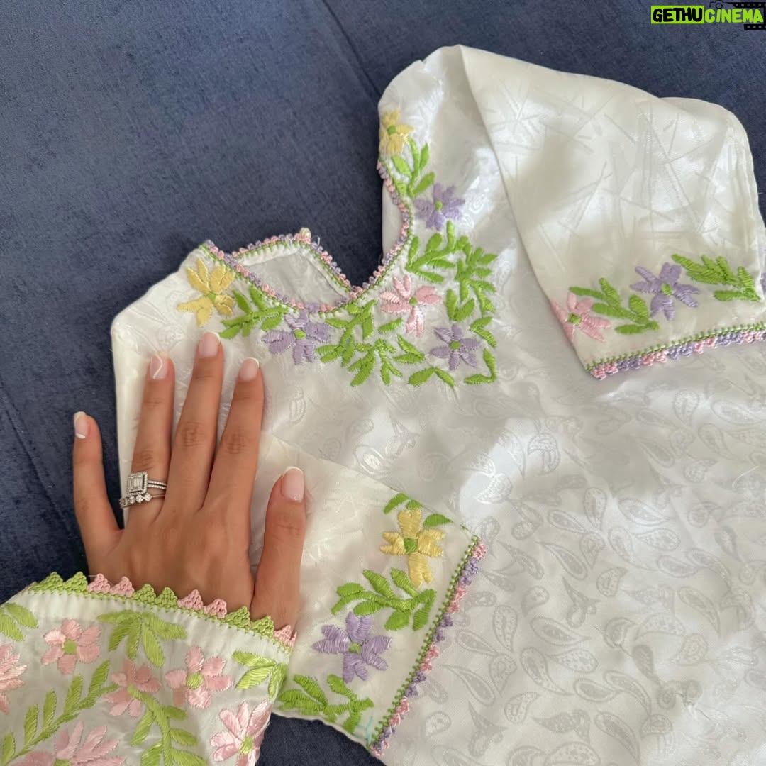 Jihane Kidari - 200.2K Likes - عيدكم مبارك سعيد 🤍
هاد القميص الكبير و الصغير عندهم 28 عام 🇲🇦🤍 
الكبير لبساتو ماما هادي 28 عام و الصغير لبستو أنا منين كانت عندي 3 أشهر 
، و دابا لبستو أنا و بنتي ماشاء الله🥹🤍 التصويرة الأخيرة أنا صغيرة🥹
#القفطان_المغربي #ثراتنا_فخرنا #عيدمبارك #جيهان_كيداري #jihane_kidari #eidmubarak #proudlymoroccan