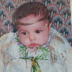 Jihane Kidari Instagram - عيدكم مبارك سعيد 🤍
هاد القميص الكبير و الصغير عندهم 28 عام 🇲🇦🤍 
الكبير لبساتو ماما هادي 28 عام و الصغير لبستو أنا منين كانت عندي 3 أشهر 
، و دابا لبستو أنا و بنتي ماشاء الله🥹🤍 التصويرة الأخيرة أنا صغيرة🥹
#القفطان_المغربي #ثراتنا_فخرنا #عيدمبارك #جيهان_كيداري #jihane_kidari #eidmubarak #proudlymoroccan