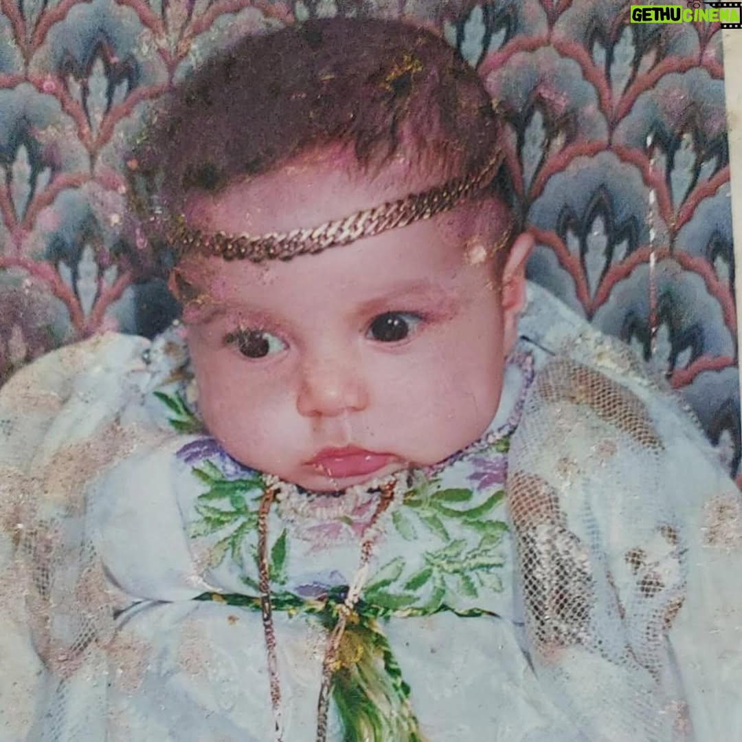 Jihane Kidari - 200.2K Likes - عيدكم مبارك سعيد 🤍
هاد القميص الكبير و الصغير عندهم 28 عام 🇲🇦🤍 
الكبير لبساتو ماما هادي 28 عام و الصغير لبستو أنا منين كانت عندي 3 أشهر 
، و دابا لبستو أنا و بنتي ماشاء الله🥹🤍 التصويرة الأخيرة أنا صغيرة🥹
#القفطان_المغربي #ثراتنا_فخرنا #عيدمبارك #جيهان_كيداري #jihane_kidari #eidmubarak #proudlymoroccan