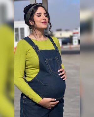 Jihane Kidari Instagram - الحلقة الأخيرة 🤍🫂😍🤰🏻 شكرا من كل قلبي على الحب و الدعم و المتابعة ديالكم 🤍 شكرا لصناع هاد العمل الزوين من إخراج و إنتاج و ممثلين و تقنيين و كل واحد ساهم باش هاد العمل يكون 🤍👏🏽#سلمات_أبو_البنات  ٤
إخراج  @hichameljebbari 
إنتاج  @cedarsart 
على @mbc5tv و @shahid.vod 
@mkhouyi_officiel @ladibsaadiaofficiel @fatima_ezzahra_baladi @salmasalaheddine @lotfi_omar @hamza_tahri_officiel @kaoutar_boudarraja_off @redaelalaouiofficial @badiasanhaji_officiel @khamouli @kawtarbamo @nabilatif.officiel @dalalelghazzali 
#جيهان_كيداري #jihane_kidari