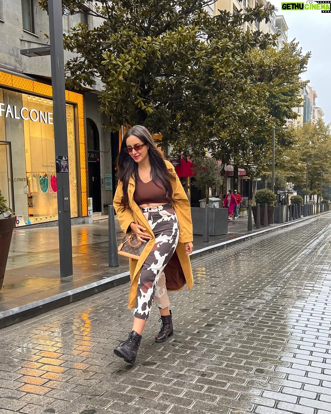 Jihane Kidari - 168.5K Likes - It’s your road, and yours alone. Others may walk it with you but no one can walk it for you " 🌧🍂🤍 
#جيهان_كيداري #jihanekidari #jihane_kidari #rainingseason