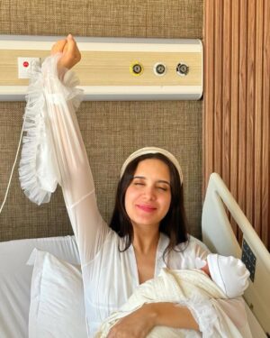 Jihane Kidari Instagram - أصعب و أجمل 9 شهور فحياتي 🤍🤰🏻👼🏻 الحمد لله و الشكر لله 🙏🏽🤍
#جيهان_كيداري #jihane_kidari