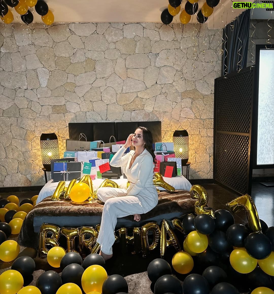 Jihane Kidari - 228.2K Likes - Another year older ☺️🥳🎂 
27 gifts for my 27 th birthday 🥺😍🥰🤍✨ 
#withlove #birthdaysurprise 
#jihane_kidari #jihanekidari #جيهان_كيداري #birthdaygirl