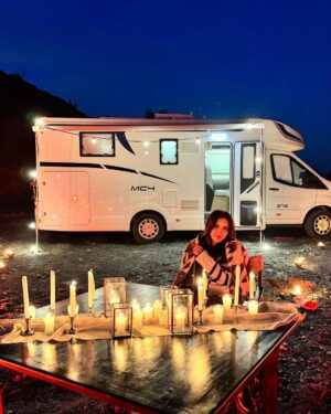 Jihane Kidari Instagram - 🥹🤍✨🎂 it was a magical birthday surprise ! 🎊🤍
#caravan #dreamcometrue #gratful #birthdaysuprise #birthdaygirl #jihane_kidari #withlove #inthemiddleofnowhere