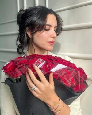 Jihane Kidari Instagram - حب 🤍✨❤️ لغات الحب مختلفة كل واحد كيفاش كايعبر ، كايقولو كاينين خمسة : كلمات التشجيع ، تكريس الوقت ، تبادل الهدايا، أعمال خدمية (بحال تقضي شي حاجة لشي واحد كاتبغيه أنا مثلا كايعجبني نطيب للناس لي كانبغي) ، و الاتصال البدني . و ماشي شرط تكون الطرق باش كاتبغي تستقبل الحب هي الطرق باش كاتعطيه . و ماشي شرط هاد اللغة تبقى نفسها عندك حياتك كاملة 🤍 المهم الحب بأنواعه راه زوين و بلا مانطول عليكم اكثر 😄 كانحبكم ❤️
#جيهان_كيداري #jihanekidari  #jihane_kidari