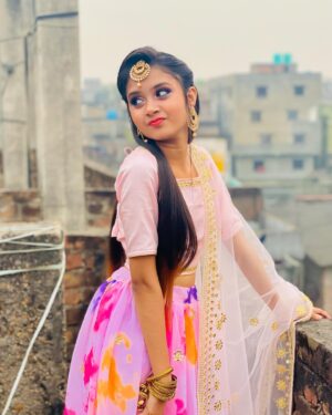 Jiya Khan Instagram - I am Walking on the Never ending path of success... Regretting things won't fix them back♋ So Smile and Shine 💫🎇
.
.
.
.
.
.
.
.
.
outfit- @indianoutfit07