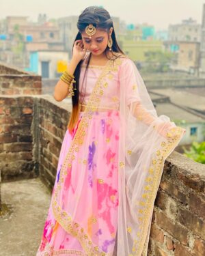 Jiya Khan Instagram - I am Walking on the Never ending path of success... Regretting things won't fix them back♋ So Smile and Shine 💫🎇
.
.
.
.
.
.
.
.
.
outfit- @indianoutfit07