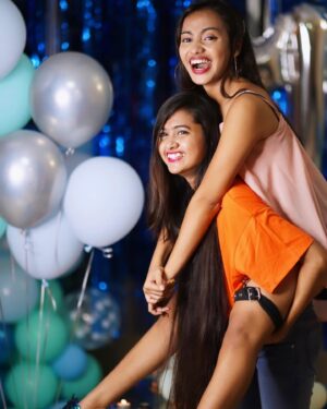 Jiya Khan Instagram - Happiness is… having the best and creziest sister in the world♥️🤪