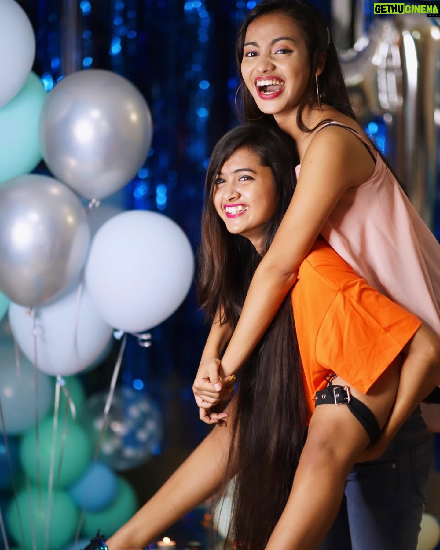 Jiya Khan - 55.6K Likes - Happiness is… having the best and creziest sister in the world♥️🤪