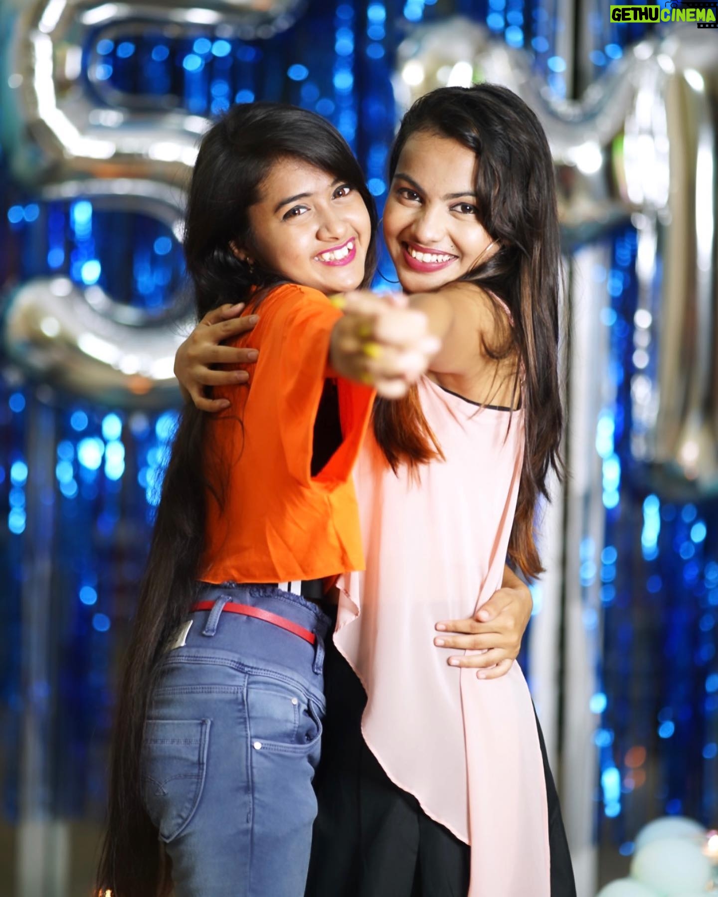 Jiya Khan - 55.6K Likes - Happiness is… having the best and creziest sister in the world♥️🤪