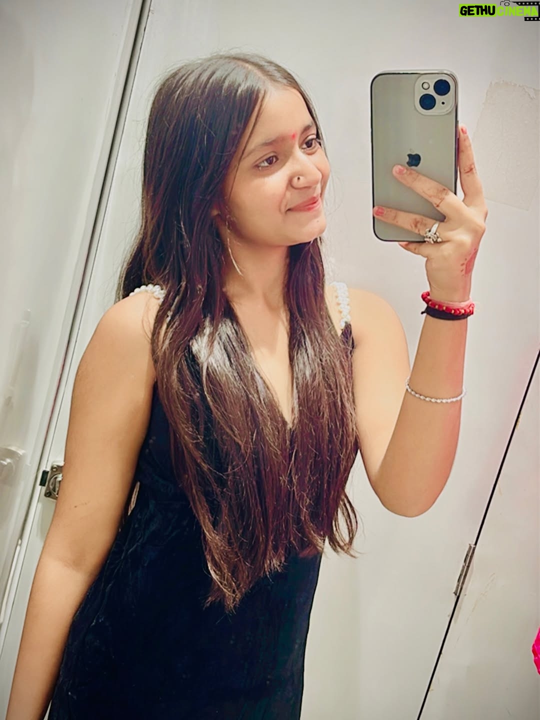 Jiya Rajput - 6.4K Likes - Black🖤🫶
 .
 .
 .
 .
 .
 .
#new #viralpost❤️ #viral #insta #instagrow #instagram #blackdresses #blackee #foryou #pyarrrrrrr❤️ 
 .
 .kesa lga ye look🫣