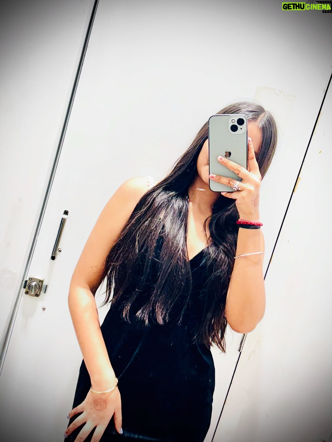 Jiya Rajput - 6.4K Likes - Black🖤🫶
 .
 .
 .
 .
 .
 .
#new #viralpost❤️ #viral #insta #instagrow #instagram #blackdresses #blackee #foryou #pyarrrrrrr❤️ 
 .
 .kesa lga ye look🫣