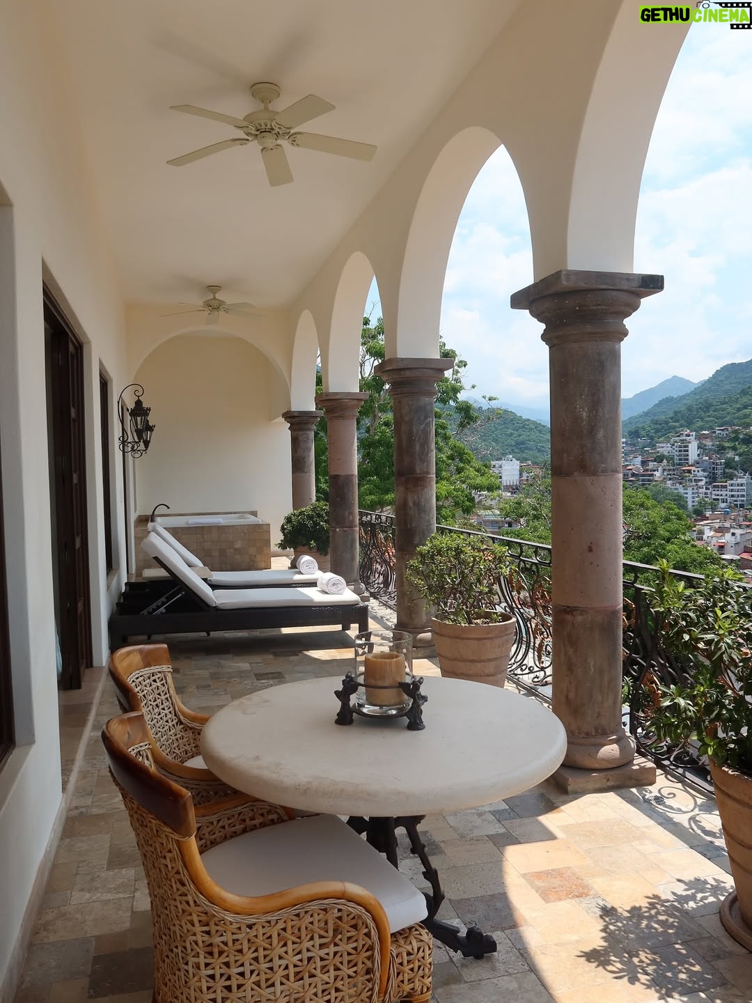Jocelín Zuckerman - 3 Likes - "Ya no quiero enjaularme la intensidad, quiero abrirme el pecho y vivir según mis latidos... "-@laoctavapoesia 
@visitpuertovallarta 💘✨