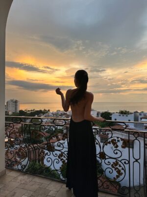 Jocelín Zuckerman Instagram - "Ya no quiero enjaularme la intensidad, quiero abrirme el pecho y vivir según mis latidos... "-@laoctavapoesia
@visitpuertovallarta 💘✨