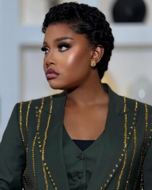 Jokate Mwegelo Instagram - Mama yake Fionna 😘
➡️ Last slide get you girls that hype you like @glorylasway @goddesshairtz love ni mingiiii 😘