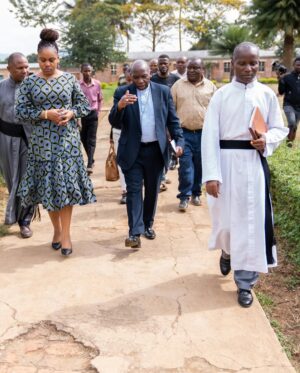 Jokate Mwegelo Instagram - MBINGA MBINGUNI ❤️
Asante sana Mhashamu Baba Askofu John Chrisostom Ndimbo, Askofu Wa Jimbo Katoliki la Mbinga kwa nafasi hii ya kushiriki ukarabati wa seminari yetu ya Likonde. Mungu ni mwema kila wakati!!!