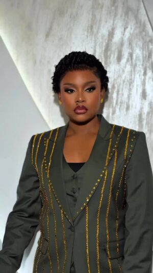 Jokate Mwegelo Instagram - Yesterday HERstory was made!!!
I absolutely love supporting young graduates who have ventured into the fashion and beauty industry. S/O to @glorylasway and @goddesshairtz for convincing me to try this new look 😘😘😘😘
Also, @joliescollection @jm_international_collection for the suit link up!!!
Tumeshageuka sasa!!!!