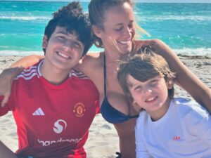 Julieta Prandi Instagram - Disfrutar, sorprenderse y volver a conectar con quiénes somos. Los viajes nos invitan a reencontrarnos con el presente y dar gracias. 🪐✨
#familytrip
.
Primer tramo Miami @seacoastsuitesmiami
@agenciabochi