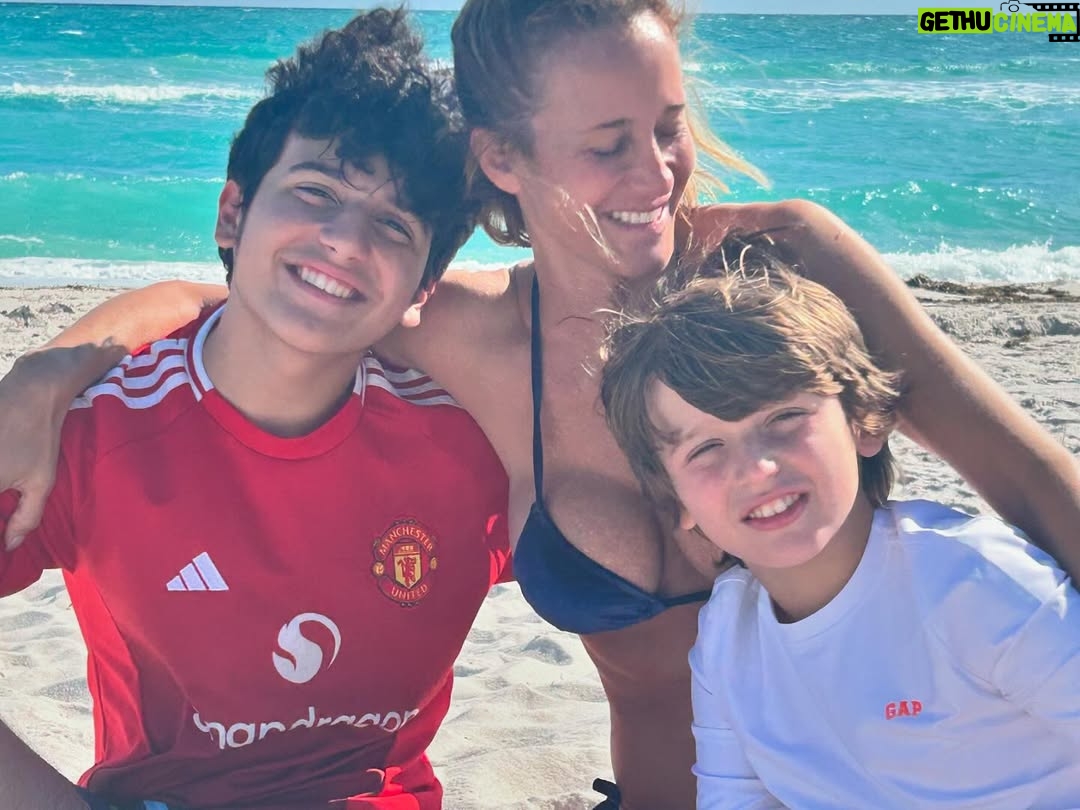 Julieta Prandi - 5.1K Likes - Disfrutar, sorprenderse y volver a conectar con quiénes somos. Los viajes nos invitan a reencontrarnos con el presente y dar gracias. 🪐✨
#familytrip 
.
Primer tramo Miami @seacoastsuitesmiami 
@agenciabochi