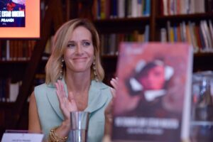 Julieta Prandi Instagram - Hoy fue un día histórico para mí ♥️
En la bellísima @bibliotecalegislatura de la @legiscaba , por iniciativa de la Diputada @aldanacrucitta , recibí la distinción que declara de Interés para la Promoción y Defensa de los Derechos de las Mujeres mi novela “Yo tendría que estar muerta”.
No sé por dónde empezar, gracias, es un buen comienzo.
Por este privilegio y también por la responsabilidad que conlleva darle luz al testimonio de vida de tantas mujeres.
Soy consciente del privilegio y espero haber estado a la altura al contar la historia de lucha de Lucía, hoy, la guerrera de todas.
Gracias infinitas a mi Editorial por la confianza y el apoyo incondicional @theorlandobooks
A @marcelacitterio por una vez más elegirme, a @chiarafranciac por insistir, a mi compañera incansable @caroparmo por estar a mi lado en todo el proceso de “Yo Tendría que estar muerta” a @luchzabrana por el arte de tapa tan real que duele a @be.olifant por su arte infinito y su calidez humana y a @angelaardila1 por la paciencia que nos tiene a todos jaja
A mi compañero de vida que me hace todo más fácil y me recuerda cada día que el amor verdadero existe @emanuelortega1
A mis hijos, razón de vivir mi vida.
Mis padres de quienes estoy sumamente orgullosa, a mi hermana que siempre fue mi doble de riesgo y mi otra mitad.
Los amo.
Y por último, por no decir, mención especial a la primera que creyó en mí y no pudo verlo, a mi abuela Meme. Brindo en tu honor, esto es tuyo.
Para aquellos interesados en leerlo sepan que además de conseguirlo en todas las librerías del país pueden encontrarlo desde hoy en la @bibliotecalegislatura, en la sección Géneros y Feminismos, para que quien quiera se pueda acercar y leerlo.