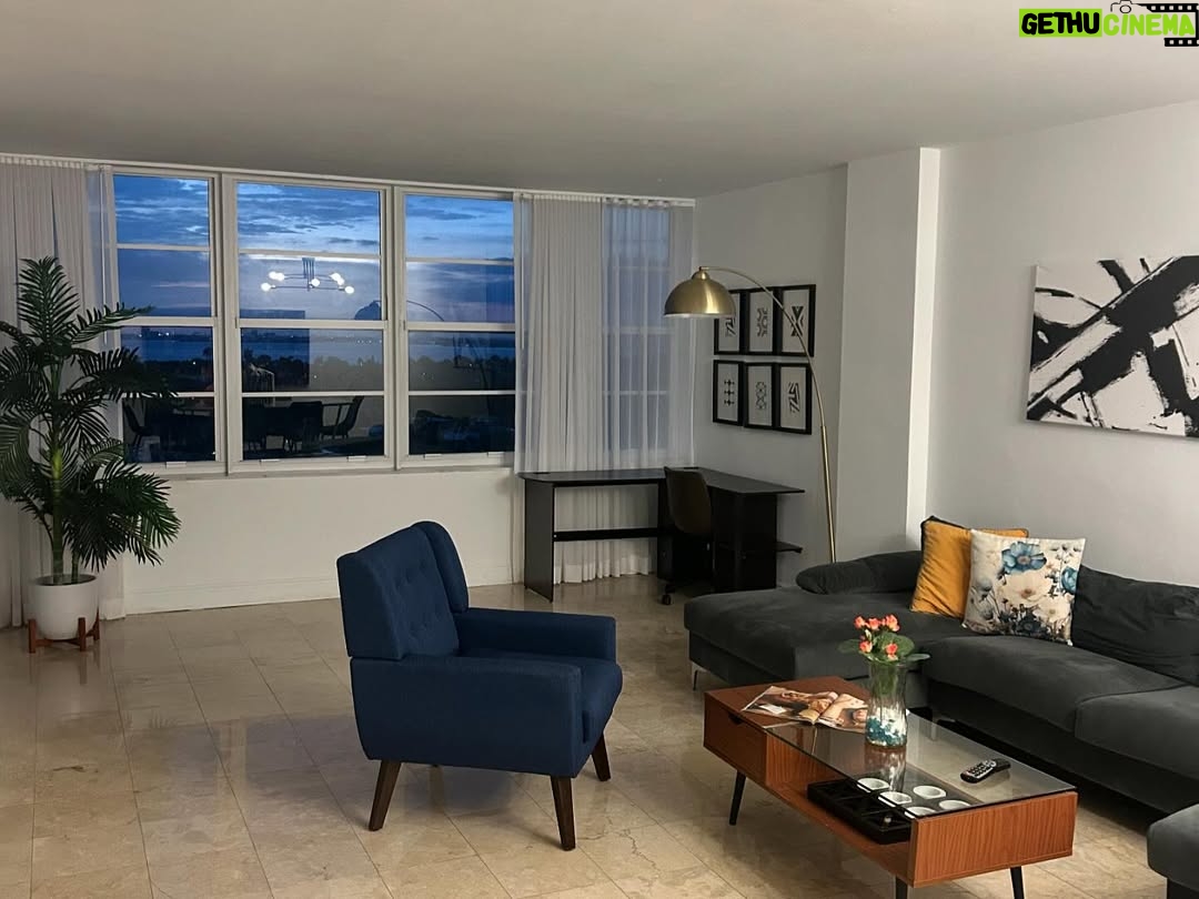 Julieta Prandi - 5.1K Likes - Disfrutar, sorprenderse y volver a conectar con quiénes somos. Los viajes nos invitan a reencontrarnos con el presente y dar gracias. 🪐✨
#familytrip 
.
Primer tramo Miami @seacoastsuitesmiami 
@agenciabochi