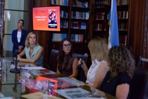 Julieta Prandi Instagram - Hoy fue un día histórico para mí ♥️
En la bellísima @bibliotecalegislatura de la @legiscaba , por iniciativa de la Diputada @aldanacrucitta , recibí la distinción que declara de Interés para la Promoción y Defensa de los Derechos de las Mujeres mi novela “Yo tendría que estar muerta”.
No sé por dónde empezar, gracias, es un buen comienzo.
Por este privilegio y también por la responsabilidad que conlleva darle luz al testimonio de vida de tantas mujeres.
Soy consciente del privilegio y espero haber estado a la altura al contar la historia de lucha de Lucía, hoy, la guerrera de todas.
Gracias infinitas a mi Editorial por la confianza y el apoyo incondicional @theorlandobooks
A @marcelacitterio por una vez más elegirme, a @chiarafranciac por insistir, a mi compañera incansable @caroparmo por estar a mi lado en todo el proceso de “Yo Tendría que estar muerta” a @luchzabrana por el arte de tapa tan real que duele a @be.olifant por su arte infinito y su calidez humana y a @angelaardila1 por la paciencia que nos tiene a todos jaja
A mi compañero de vida que me hace todo más fácil y me recuerda cada día que el amor verdadero existe @emanuelortega1
A mis hijos, razón de vivir mi vida.
Mis padres de quienes estoy sumamente orgullosa, a mi hermana que siempre fue mi doble de riesgo y mi otra mitad.
Los amo.
Y por último, por no decir, mención especial a la primera que creyó en mí y no pudo verlo, a mi abuela Meme. Brindo en tu honor, esto es tuyo.
Para aquellos interesados en leerlo sepan que además de conseguirlo en todas las librerías del país pueden encontrarlo desde hoy en la @bibliotecalegislatura, en la sección Géneros y Feminismos, para que quien quiera se pueda acercar y leerlo.