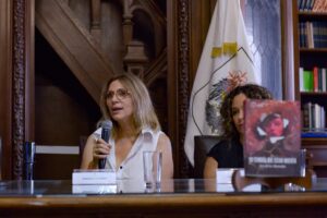Julieta Prandi Instagram - Hoy fue un día histórico para mí ♥️
En la bellísima @bibliotecalegislatura de la @legiscaba , por iniciativa de la Diputada @aldanacrucitta , recibí la distinción que declara de Interés para la Promoción y Defensa de los Derechos de las Mujeres mi novela “Yo tendría que estar muerta”.
No sé por dónde empezar, gracias, es un buen comienzo.
Por este privilegio y también por la responsabilidad que conlleva darle luz al testimonio de vida de tantas mujeres.
Soy consciente del privilegio y espero haber estado a la altura al contar la historia de lucha de Lucía, hoy, la guerrera de todas.
Gracias infinitas a mi Editorial por la confianza y el apoyo incondicional @theorlandobooks
A @marcelacitterio por una vez más elegirme, a @chiarafranciac por insistir, a mi compañera incansable @caroparmo por estar a mi lado en todo el proceso de “Yo Tendría que estar muerta” a @luchzabrana por el arte de tapa tan real que duele a @be.olifant por su arte infinito y su calidez humana y a @angelaardila1 por la paciencia que nos tiene a todos jaja
A mi compañero de vida que me hace todo más fácil y me recuerda cada día que el amor verdadero existe @emanuelortega1
A mis hijos, razón de vivir mi vida.
Mis padres de quienes estoy sumamente orgullosa, a mi hermana que siempre fue mi doble de riesgo y mi otra mitad.
Los amo.
Y por último, por no decir, mención especial a la primera que creyó en mí y no pudo verlo, a mi abuela Meme. Brindo en tu honor, esto es tuyo.
Para aquellos interesados en leerlo sepan que además de conseguirlo en todas las librerías del país pueden encontrarlo desde hoy en la @bibliotecalegislatura, en la sección Géneros y Feminismos, para que quien quiera se pueda acercar y leerlo.