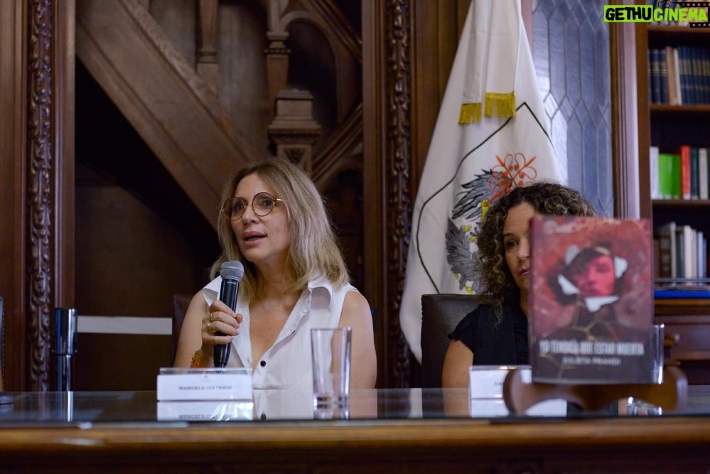 Julieta Prandi - 4.7K Likes - Hoy fue un día histórico para mí ♥️
En la bellísima @bibliotecalegislatura de la @legiscaba , por iniciativa de la Diputada @aldanacrucitta , recibí la distinción que declara de Interés para la Promoción y Defensa de los Derechos de las Mujeres mi novela “Yo tendría que estar muerta”.

No sé por dónde empezar, gracias, es un buen comienzo. 
Por este privilegio y también por la responsabilidad que conlleva darle luz al testimonio de vida de tantas mujeres. 
Soy consciente del privilegio y espero haber estado a la altura al contar la historia de lucha de Lucía, hoy, la guerrera de todas.
Gracias infinitas a mi Editorial por la confianza y el apoyo incondicional @theorlandobooks 
A @marcelacitterio por una vez más elegirme, a @chiarafranciac por insistir, a mi compañera incansable @caroparmo por estar a mi lado en todo el proceso de “Yo Tendría que estar muerta” a @luchzabrana por el arte de tapa tan real que duele a @be.olifant por su arte infinito y su calidez humana y a @angelaardila1 por la paciencia que nos tiene a todos jaja 

A mi compañero de vida que me hace todo más fácil y me recuerda cada día que el amor verdadero existe @emanuelortega1 
A mis hijos, razón de vivir mi vida.
Mis padres de quienes estoy sumamente orgullosa, a mi hermana que siempre fue mi doble de riesgo y mi otra mitad.
Los amo.

Y por último, por no decir, mención especial a la primera que creyó en mí y no pudo verlo, a mi abuela Meme. Brindo en tu honor, esto es tuyo. 

Para aquellos interesados en leerlo sepan que además de conseguirlo en todas las librerías del país pueden encontrarlo desde hoy en la @bibliotecalegislatura, en la sección Géneros y Feminismos, para que quien quiera se pueda acercar y leerlo.