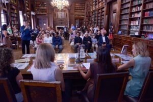 Julieta Prandi Instagram - Hoy fue un día histórico para mí ♥️
En la bellísima @bibliotecalegislatura de la @legiscaba , por iniciativa de la Diputada @aldanacrucitta , recibí la distinción que declara de Interés para la Promoción y Defensa de los Derechos de las Mujeres mi novela “Yo tendría que estar muerta”.
No sé por dónde empezar, gracias, es un buen comienzo.
Por este privilegio y también por la responsabilidad que conlleva darle luz al testimonio de vida de tantas mujeres.
Soy consciente del privilegio y espero haber estado a la altura al contar la historia de lucha de Lucía, hoy, la guerrera de todas.
Gracias infinitas a mi Editorial por la confianza y el apoyo incondicional @theorlandobooks
A @marcelacitterio por una vez más elegirme, a @chiarafranciac por insistir, a mi compañera incansable @caroparmo por estar a mi lado en todo el proceso de “Yo Tendría que estar muerta” a @luchzabrana por el arte de tapa tan real que duele a @be.olifant por su arte infinito y su calidez humana y a @angelaardila1 por la paciencia que nos tiene a todos jaja
A mi compañero de vida que me hace todo más fácil y me recuerda cada día que el amor verdadero existe @emanuelortega1
A mis hijos, razón de vivir mi vida.
Mis padres de quienes estoy sumamente orgullosa, a mi hermana que siempre fue mi doble de riesgo y mi otra mitad.
Los amo.
Y por último, por no decir, mención especial a la primera que creyó en mí y no pudo verlo, a mi abuela Meme. Brindo en tu honor, esto es tuyo.
Para aquellos interesados en leerlo sepan que además de conseguirlo en todas las librerías del país pueden encontrarlo desde hoy en la @bibliotecalegislatura, en la sección Géneros y Feminismos, para que quien quiera se pueda acercar y leerlo.
