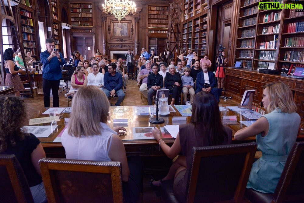 Julieta Prandi - 4.7K Likes - Hoy fue un día histórico para mí ♥️
En la bellísima @bibliotecalegislatura de la @legiscaba , por iniciativa de la Diputada @aldanacrucitta , recibí la distinción que declara de Interés para la Promoción y Defensa de los Derechos de las Mujeres mi novela “Yo tendría que estar muerta”.

No sé por dónde empezar, gracias, es un buen comienzo. 
Por este privilegio y también por la responsabilidad que conlleva darle luz al testimonio de vida de tantas mujeres. 
Soy consciente del privilegio y espero haber estado a la altura al contar la historia de lucha de Lucía, hoy, la guerrera de todas.
Gracias infinitas a mi Editorial por la confianza y el apoyo incondicional @theorlandobooks 
A @marcelacitterio por una vez más elegirme, a @chiarafranciac por insistir, a mi compañera incansable @caroparmo por estar a mi lado en todo el proceso de “Yo Tendría que estar muerta” a @luchzabrana por el arte de tapa tan real que duele a @be.olifant por su arte infinito y su calidez humana y a @angelaardila1 por la paciencia que nos tiene a todos jaja 

A mi compañero de vida que me hace todo más fácil y me recuerda cada día que el amor verdadero existe @emanuelortega1 
A mis hijos, razón de vivir mi vida.
Mis padres de quienes estoy sumamente orgullosa, a mi hermana que siempre fue mi doble de riesgo y mi otra mitad.
Los amo.

Y por último, por no decir, mención especial a la primera que creyó en mí y no pudo verlo, a mi abuela Meme. Brindo en tu honor, esto es tuyo. 

Para aquellos interesados en leerlo sepan que además de conseguirlo en todas las librerías del país pueden encontrarlo desde hoy en la @bibliotecalegislatura, en la sección Géneros y Feminismos, para que quien quiera se pueda acercar y leerlo.