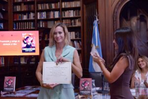 Julieta Prandi Instagram - Hoy fue un día histórico para mí ♥️
En la bellísima @bibliotecalegislatura de la @legiscaba , por iniciativa de la Diputada @aldanacrucitta , recibí la distinción que declara de Interés para la Promoción y Defensa de los Derechos de las Mujeres mi novela “Yo tendría que estar muerta”.
No sé por dónde empezar, gracias, es un buen comienzo.
Por este privilegio y también por la responsabilidad que conlleva darle luz al testimonio de vida de tantas mujeres.
Soy consciente del privilegio y espero haber estado a la altura al contar la historia de lucha de Lucía, hoy, la guerrera de todas.
Gracias infinitas a mi Editorial por la confianza y el apoyo incondicional @theorlandobooks
A @marcelacitterio por una vez más elegirme, a @chiarafranciac por insistir, a mi compañera incansable @caroparmo por estar a mi lado en todo el proceso de “Yo Tendría que estar muerta” a @luchzabrana por el arte de tapa tan real que duele a @be.olifant por su arte infinito y su calidez humana y a @angelaardila1 por la paciencia que nos tiene a todos jaja
A mi compañero de vida que me hace todo más fácil y me recuerda cada día que el amor verdadero existe @emanuelortega1
A mis hijos, razón de vivir mi vida.
Mis padres de quienes estoy sumamente orgullosa, a mi hermana que siempre fue mi doble de riesgo y mi otra mitad.
Los amo.
Y por último, por no decir, mención especial a la primera que creyó en mí y no pudo verlo, a mi abuela Meme. Brindo en tu honor, esto es tuyo.
Para aquellos interesados en leerlo sepan que además de conseguirlo en todas las librerías del país pueden encontrarlo desde hoy en la @bibliotecalegislatura, en la sección Géneros y Feminismos, para que quien quiera se pueda acercar y leerlo.