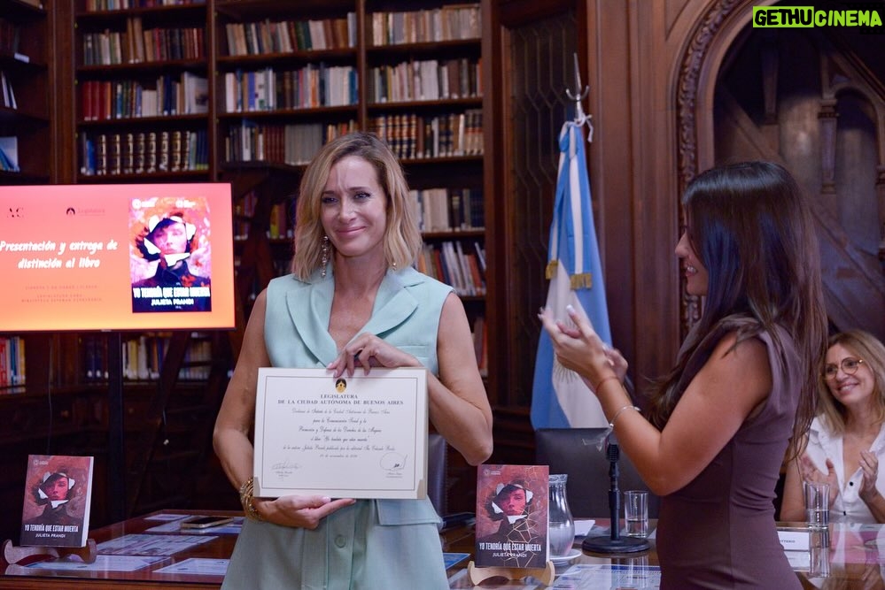 Julieta Prandi - 4.7K Likes - Hoy fue un día histórico para mí ♥️
En la bellísima @bibliotecalegislatura de la @legiscaba , por iniciativa de la Diputada @aldanacrucitta , recibí la distinción que declara de Interés para la Promoción y Defensa de los Derechos de las Mujeres mi novela “Yo tendría que estar muerta”.

No sé por dónde empezar, gracias, es un buen comienzo. 
Por este privilegio y también por la responsabilidad que conlleva darle luz al testimonio de vida de tantas mujeres. 
Soy consciente del privilegio y espero haber estado a la altura al contar la historia de lucha de Lucía, hoy, la guerrera de todas.
Gracias infinitas a mi Editorial por la confianza y el apoyo incondicional @theorlandobooks 
A @marcelacitterio por una vez más elegirme, a @chiarafranciac por insistir, a mi compañera incansable @caroparmo por estar a mi lado en todo el proceso de “Yo Tendría que estar muerta” a @luchzabrana por el arte de tapa tan real que duele a @be.olifant por su arte infinito y su calidez humana y a @angelaardila1 por la paciencia que nos tiene a todos jaja 

A mi compañero de vida que me hace todo más fácil y me recuerda cada día que el amor verdadero existe @emanuelortega1 
A mis hijos, razón de vivir mi vida.
Mis padres de quienes estoy sumamente orgullosa, a mi hermana que siempre fue mi doble de riesgo y mi otra mitad.
Los amo.

Y por último, por no decir, mención especial a la primera que creyó en mí y no pudo verlo, a mi abuela Meme. Brindo en tu honor, esto es tuyo. 

Para aquellos interesados en leerlo sepan que además de conseguirlo en todas las librerías del país pueden encontrarlo desde hoy en la @bibliotecalegislatura, en la sección Géneros y Feminismos, para que quien quiera se pueda acercar y leerlo.
