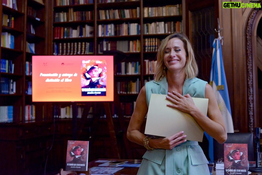 Julieta Prandi - 4.7K Likes - Hoy fue un día histórico para mí ♥️
En la bellísima @bibliotecalegislatura de la @legiscaba , por iniciativa de la Diputada @aldanacrucitta , recibí la distinción que declara de Interés para la Promoción y Defensa de los Derechos de las Mujeres mi novela “Yo tendría que estar muerta”.

No sé por dónde empezar, gracias, es un buen comienzo. 
Por este privilegio y también por la responsabilidad que conlleva darle luz al testimonio de vida de tantas mujeres. 
Soy consciente del privilegio y espero haber estado a la altura al contar la historia de lucha de Lucía, hoy, la guerrera de todas.
Gracias infinitas a mi Editorial por la confianza y el apoyo incondicional @theorlandobooks 
A @marcelacitterio por una vez más elegirme, a @chiarafranciac por insistir, a mi compañera incansable @caroparmo por estar a mi lado en todo el proceso de “Yo Tendría que estar muerta” a @luchzabrana por el arte de tapa tan real que duele a @be.olifant por su arte infinito y su calidez humana y a @angelaardila1 por la paciencia que nos tiene a todos jaja 

A mi compañero de vida que me hace todo más fácil y me recuerda cada día que el amor verdadero existe @emanuelortega1 
A mis hijos, razón de vivir mi vida.
Mis padres de quienes estoy sumamente orgullosa, a mi hermana que siempre fue mi doble de riesgo y mi otra mitad.
Los amo.

Y por último, por no decir, mención especial a la primera que creyó en mí y no pudo verlo, a mi abuela Meme. Brindo en tu honor, esto es tuyo. 

Para aquellos interesados en leerlo sepan que además de conseguirlo en todas las librerías del país pueden encontrarlo desde hoy en la @bibliotecalegislatura, en la sección Géneros y Feminismos, para que quien quiera se pueda acercar y leerlo.