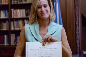 Julieta Prandi Instagram - Hoy fue un día histórico para mí ♥️
En la bellísima @bibliotecalegislatura de la @legiscaba , por iniciativa de la Diputada @aldanacrucitta , recibí la distinción que declara de Interés para la Promoción y Defensa de los Derechos de las Mujeres mi novela “Yo tendría que estar muerta”.
No sé por dónde empezar, gracias, es un buen comienzo.
Por este privilegio y también por la responsabilidad que conlleva darle luz al testimonio de vida de tantas mujeres.
Soy consciente del privilegio y espero haber estado a la altura al contar la historia de lucha de Lucía, hoy, la guerrera de todas.
Gracias infinitas a mi Editorial por la confianza y el apoyo incondicional @theorlandobooks
A @marcelacitterio por una vez más elegirme, a @chiarafranciac por insistir, a mi compañera incansable @caroparmo por estar a mi lado en todo el proceso de “Yo Tendría que estar muerta” a @luchzabrana por el arte de tapa tan real que duele a @be.olifant por su arte infinito y su calidez humana y a @angelaardila1 por la paciencia que nos tiene a todos jaja
A mi compañero de vida que me hace todo más fácil y me recuerda cada día que el amor verdadero existe @emanuelortega1
A mis hijos, razón de vivir mi vida.
Mis padres de quienes estoy sumamente orgullosa, a mi hermana que siempre fue mi doble de riesgo y mi otra mitad.
Los amo.
Y por último, por no decir, mención especial a la primera que creyó en mí y no pudo verlo, a mi abuela Meme. Brindo en tu honor, esto es tuyo.
Para aquellos interesados en leerlo sepan que además de conseguirlo en todas las librerías del país pueden encontrarlo desde hoy en la @bibliotecalegislatura, en la sección Géneros y Feminismos, para que quien quiera se pueda acercar y leerlo.