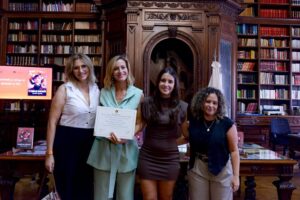 Julieta Prandi Instagram - Hoy fue un día histórico para mí ♥️
En la bellísima @bibliotecalegislatura de la @legiscaba , por iniciativa de la Diputada @aldanacrucitta , recibí la distinción que declara de Interés para la Promoción y Defensa de los Derechos de las Mujeres mi novela “Yo tendría que estar muerta”.
No sé por dónde empezar, gracias, es un buen comienzo.
Por este privilegio y también por la responsabilidad que conlleva darle luz al testimonio de vida de tantas mujeres.
Soy consciente del privilegio y espero haber estado a la altura al contar la historia de lucha de Lucía, hoy, la guerrera de todas.
Gracias infinitas a mi Editorial por la confianza y el apoyo incondicional @theorlandobooks
A @marcelacitterio por una vez más elegirme, a @chiarafranciac por insistir, a mi compañera incansable @caroparmo por estar a mi lado en todo el proceso de “Yo Tendría que estar muerta” a @luchzabrana por el arte de tapa tan real que duele a @be.olifant por su arte infinito y su calidez humana y a @angelaardila1 por la paciencia que nos tiene a todos jaja
A mi compañero de vida que me hace todo más fácil y me recuerda cada día que el amor verdadero existe @emanuelortega1
A mis hijos, razón de vivir mi vida.
Mis padres de quienes estoy sumamente orgullosa, a mi hermana que siempre fue mi doble de riesgo y mi otra mitad.
Los amo.
Y por último, por no decir, mención especial a la primera que creyó en mí y no pudo verlo, a mi abuela Meme. Brindo en tu honor, esto es tuyo.
Para aquellos interesados en leerlo sepan que además de conseguirlo en todas las librerías del país pueden encontrarlo desde hoy en la @bibliotecalegislatura, en la sección Géneros y Feminismos, para que quien quiera se pueda acercar y leerlo.