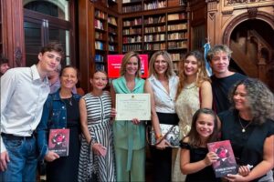 Julieta Prandi Instagram - Hoy fue un día histórico para mí ♥️
En la bellísima @bibliotecalegislatura de la @legiscaba , por iniciativa de la Diputada @aldanacrucitta , recibí la distinción que declara de Interés para la Promoción y Defensa de los Derechos de las Mujeres mi novela “Yo tendría que estar muerta”.
No sé por dónde empezar, gracias, es un buen comienzo.
Por este privilegio y también por la responsabilidad que conlleva darle luz al testimonio de vida de tantas mujeres.
Soy consciente del privilegio y espero haber estado a la altura al contar la historia de lucha de Lucía, hoy, la guerrera de todas.
Gracias infinitas a mi Editorial por la confianza y el apoyo incondicional @theorlandobooks
A @marcelacitterio por una vez más elegirme, a @chiarafranciac por insistir, a mi compañera incansable @caroparmo por estar a mi lado en todo el proceso de “Yo Tendría que estar muerta” a @luchzabrana por el arte de tapa tan real que duele a @be.olifant por su arte infinito y su calidez humana y a @angelaardila1 por la paciencia que nos tiene a todos jaja
A mi compañero de vida que me hace todo más fácil y me recuerda cada día que el amor verdadero existe @emanuelortega1
A mis hijos, razón de vivir mi vida.
Mis padres de quienes estoy sumamente orgullosa, a mi hermana que siempre fue mi doble de riesgo y mi otra mitad.
Los amo.
Y por último, por no decir, mención especial a la primera que creyó en mí y no pudo verlo, a mi abuela Meme. Brindo en tu honor, esto es tuyo.
Para aquellos interesados en leerlo sepan que además de conseguirlo en todas las librerías del país pueden encontrarlo desde hoy en la @bibliotecalegislatura, en la sección Géneros y Feminismos, para que quien quiera se pueda acercar y leerlo.