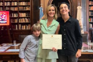 Julieta Prandi Instagram - Hoy fue un día histórico para mí ♥️
En la bellísima @bibliotecalegislatura de la @legiscaba , por iniciativa de la Diputada @aldanacrucitta , recibí la distinción que declara de Interés para la Promoción y Defensa de los Derechos de las Mujeres mi novela “Yo tendría que estar muerta”.
No sé por dónde empezar, gracias, es un buen comienzo.
Por este privilegio y también por la responsabilidad que conlleva darle luz al testimonio de vida de tantas mujeres.
Soy consciente del privilegio y espero haber estado a la altura al contar la historia de lucha de Lucía, hoy, la guerrera de todas.
Gracias infinitas a mi Editorial por la confianza y el apoyo incondicional @theorlandobooks
A @marcelacitterio por una vez más elegirme, a @chiarafranciac por insistir, a mi compañera incansable @caroparmo por estar a mi lado en todo el proceso de “Yo Tendría que estar muerta” a @luchzabrana por el arte de tapa tan real que duele a @be.olifant por su arte infinito y su calidez humana y a @angelaardila1 por la paciencia que nos tiene a todos jaja
A mi compañero de vida que me hace todo más fácil y me recuerda cada día que el amor verdadero existe @emanuelortega1
A mis hijos, razón de vivir mi vida.
Mis padres de quienes estoy sumamente orgullosa, a mi hermana que siempre fue mi doble de riesgo y mi otra mitad.
Los amo.
Y por último, por no decir, mención especial a la primera que creyó en mí y no pudo verlo, a mi abuela Meme. Brindo en tu honor, esto es tuyo.
Para aquellos interesados en leerlo sepan que además de conseguirlo en todas las librerías del país pueden encontrarlo desde hoy en la @bibliotecalegislatura, en la sección Géneros y Feminismos, para que quien quiera se pueda acercar y leerlo.