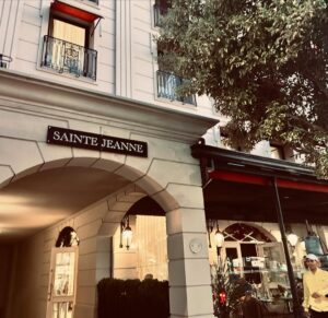 Julieta Prandi Instagram - Dos días en la vida.
Descanso, trabajo y placer.
Gracias @saintejeannehotel por el cálido recibimiento.
Un rincón mágico en pleno corazón de Mar del Plata.
@emanuelortega1
@carlosugartecom