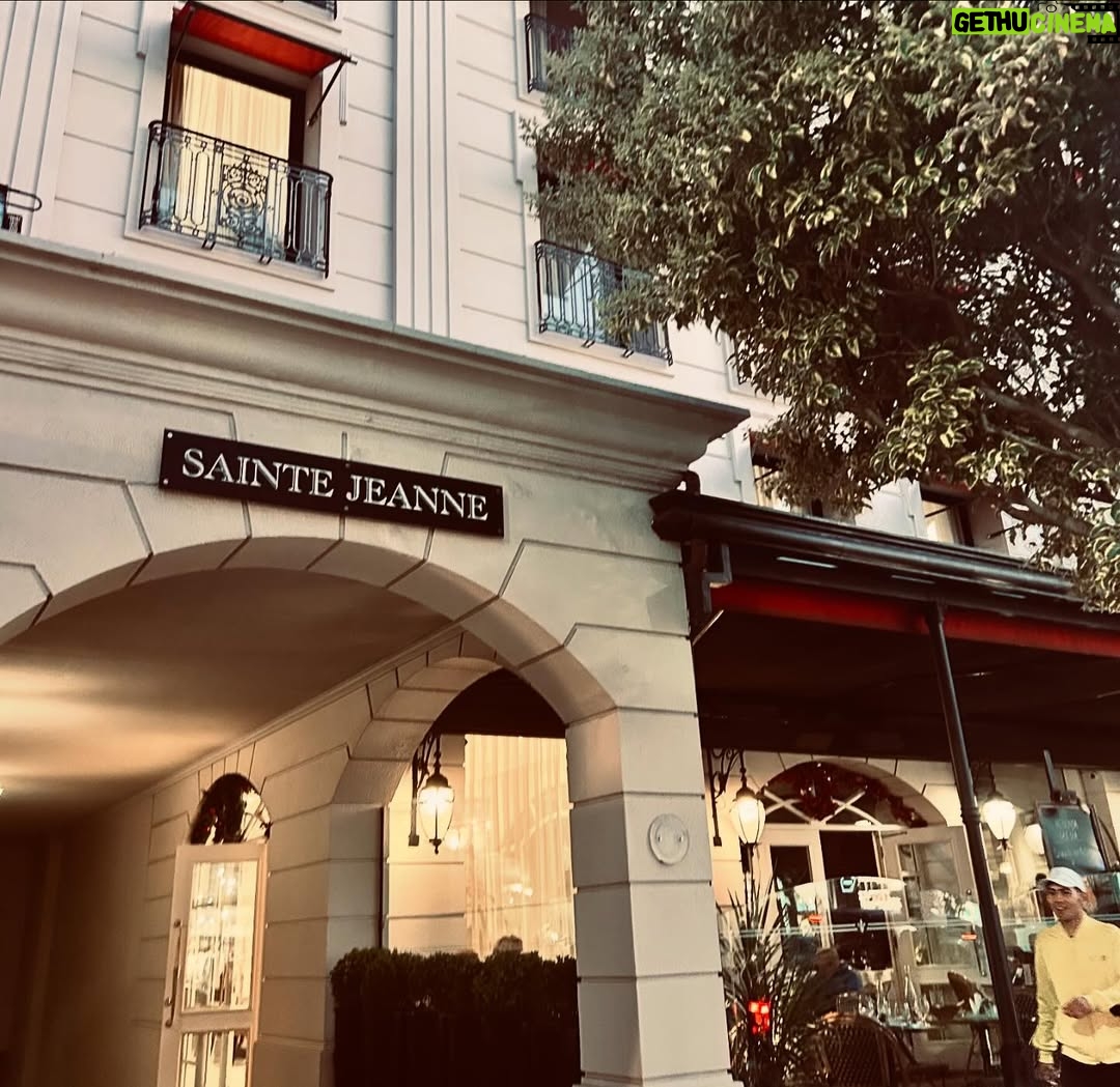 Julieta Prandi - 7.8K Likes - Dos días en la vida. 
Descanso, trabajo y placer.
Gracias @saintejeannehotel por el cálido recibimiento.
Un rincón mágico en pleno corazón de Mar del Plata. 
@emanuelortega1 
@carlosugartecom