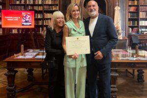 Julieta Prandi Instagram - Hoy fue un día histórico para mí ♥️
En la bellísima @bibliotecalegislatura de la @legiscaba , por iniciativa de la Diputada @aldanacrucitta , recibí la distinción que declara de Interés para la Promoción y Defensa de los Derechos de las Mujeres mi novela “Yo tendría que estar muerta”.
No sé por dónde empezar, gracias, es un buen comienzo.
Por este privilegio y también por la responsabilidad que conlleva darle luz al testimonio de vida de tantas mujeres.
Soy consciente del privilegio y espero haber estado a la altura al contar la historia de lucha de Lucía, hoy, la guerrera de todas.
Gracias infinitas a mi Editorial por la confianza y el apoyo incondicional @theorlandobooks
A @marcelacitterio por una vez más elegirme, a @chiarafranciac por insistir, a mi compañera incansable @caroparmo por estar a mi lado en todo el proceso de “Yo Tendría que estar muerta” a @luchzabrana por el arte de tapa tan real que duele a @be.olifant por su arte infinito y su calidez humana y a @angelaardila1 por la paciencia que nos tiene a todos jaja
A mi compañero de vida que me hace todo más fácil y me recuerda cada día que el amor verdadero existe @emanuelortega1
A mis hijos, razón de vivir mi vida.
Mis padres de quienes estoy sumamente orgullosa, a mi hermana que siempre fue mi doble de riesgo y mi otra mitad.
Los amo.
Y por último, por no decir, mención especial a la primera que creyó en mí y no pudo verlo, a mi abuela Meme. Brindo en tu honor, esto es tuyo.
Para aquellos interesados en leerlo sepan que además de conseguirlo en todas las librerías del país pueden encontrarlo desde hoy en la @bibliotecalegislatura, en la sección Géneros y Feminismos, para que quien quiera se pueda acercar y leerlo.