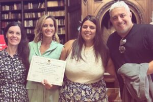 Julieta Prandi Instagram - Hoy fue un día histórico para mí ♥️
En la bellísima @bibliotecalegislatura de la @legiscaba , por iniciativa de la Diputada @aldanacrucitta , recibí la distinción que declara de Interés para la Promoción y Defensa de los Derechos de las Mujeres mi novela “Yo tendría que estar muerta”.
No sé por dónde empezar, gracias, es un buen comienzo.
Por este privilegio y también por la responsabilidad que conlleva darle luz al testimonio de vida de tantas mujeres.
Soy consciente del privilegio y espero haber estado a la altura al contar la historia de lucha de Lucía, hoy, la guerrera de todas.
Gracias infinitas a mi Editorial por la confianza y el apoyo incondicional @theorlandobooks
A @marcelacitterio por una vez más elegirme, a @chiarafranciac por insistir, a mi compañera incansable @caroparmo por estar a mi lado en todo el proceso de “Yo Tendría que estar muerta” a @luchzabrana por el arte de tapa tan real que duele a @be.olifant por su arte infinito y su calidez humana y a @angelaardila1 por la paciencia que nos tiene a todos jaja
A mi compañero de vida que me hace todo más fácil y me recuerda cada día que el amor verdadero existe @emanuelortega1
A mis hijos, razón de vivir mi vida.
Mis padres de quienes estoy sumamente orgullosa, a mi hermana que siempre fue mi doble de riesgo y mi otra mitad.
Los amo.
Y por último, por no decir, mención especial a la primera que creyó en mí y no pudo verlo, a mi abuela Meme. Brindo en tu honor, esto es tuyo.
Para aquellos interesados en leerlo sepan que además de conseguirlo en todas las librerías del país pueden encontrarlo desde hoy en la @bibliotecalegislatura, en la sección Géneros y Feminismos, para que quien quiera se pueda acercar y leerlo.