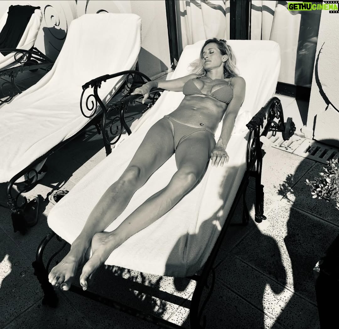 Julieta Prandi - 7.8K Likes - Dos días en la vida. 
Descanso, trabajo y placer.
Gracias @saintejeannehotel por el cálido recibimiento.
Un rincón mágico en pleno corazón de Mar del Plata. 
@emanuelortega1 
@carlosugartecom