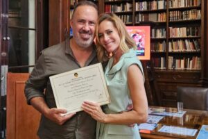 Julieta Prandi Instagram - Hoy fue un día histórico para mí ♥️
En la bellísima @bibliotecalegislatura de la @legiscaba , por iniciativa de la Diputada @aldanacrucitta , recibí la distinción que declara de Interés para la Promoción y Defensa de los Derechos de las Mujeres mi novela “Yo tendría que estar muerta”.
No sé por dónde empezar, gracias, es un buen comienzo.
Por este privilegio y también por la responsabilidad que conlleva darle luz al testimonio de vida de tantas mujeres.
Soy consciente del privilegio y espero haber estado a la altura al contar la historia de lucha de Lucía, hoy, la guerrera de todas.
Gracias infinitas a mi Editorial por la confianza y el apoyo incondicional @theorlandobooks
A @marcelacitterio por una vez más elegirme, a @chiarafranciac por insistir, a mi compañera incansable @caroparmo por estar a mi lado en todo el proceso de “Yo Tendría que estar muerta” a @luchzabrana por el arte de tapa tan real que duele a @be.olifant por su arte infinito y su calidez humana y a @angelaardila1 por la paciencia que nos tiene a todos jaja
A mi compañero de vida que me hace todo más fácil y me recuerda cada día que el amor verdadero existe @emanuelortega1
A mis hijos, razón de vivir mi vida.
Mis padres de quienes estoy sumamente orgullosa, a mi hermana que siempre fue mi doble de riesgo y mi otra mitad.
Los amo.
Y por último, por no decir, mención especial a la primera que creyó en mí y no pudo verlo, a mi abuela Meme. Brindo en tu honor, esto es tuyo.
Para aquellos interesados en leerlo sepan que además de conseguirlo en todas las librerías del país pueden encontrarlo desde hoy en la @bibliotecalegislatura, en la sección Géneros y Feminismos, para que quien quiera se pueda acercar y leerlo.